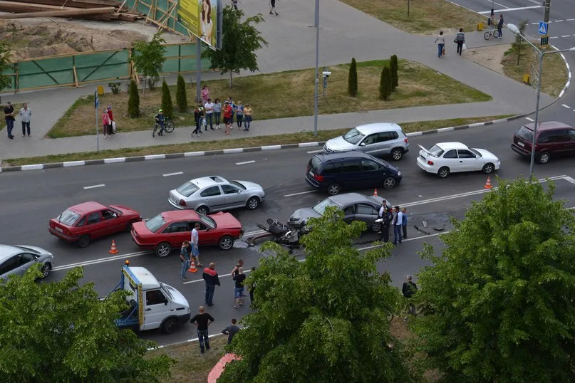 В Жлобине столкнулись четыре авто и подмяли мопед. Нетрезвый виновник аварии скрылся